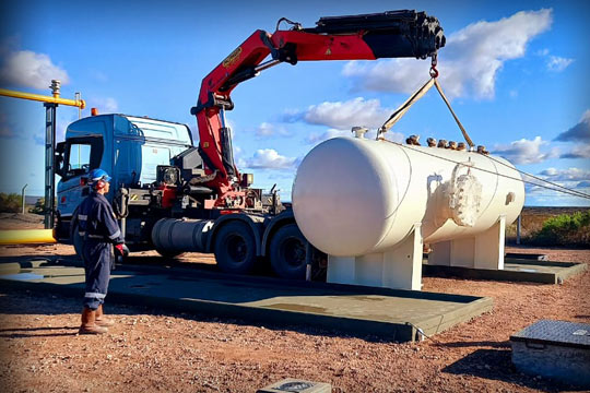 Servicios de transporte y montaje de equipos y caños